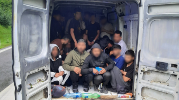 Männer im Laderaum eines Transporters