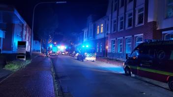 Straße und Häuser blau erleuchtet: Die Feuerwehr Bramsche war mit mehreren Einsatzfahrzeugen an der Alloheim-Senioren-Residenz vor Ort.