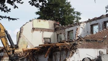Der Abriss der Grundschule Heidgraben ist inzwischen abgeschlossen. Letzte Trümmer müssen vom  Entsorgungsunternehmen noch beseitigt werden.