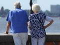 Ein älteres Paar steht an einer Mauer und schaut auf den Elbstrand. Symbolbild/Symbolfoto Liebe. Altona Hamburg *** An e