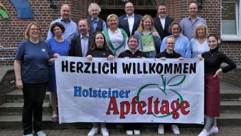 Sie alle tragen zum Gelingen der Apfeltage beiVlnr: Petra Triepels (Ciderwerk), Claudia Letzner(Berufsschule Kreis Pinneberg), Roland von Ziehlberg (Tourismus in der Marsch) Dietmar Voswinkel (Holmer (Apfelfest), Lebrecht von Ziehlberg (Arbeitskreis Holsteiner Apfeltage), Angela Huckfeldt (IHG Uetersen), Sascha Balzer (Sparkasse Südholstein), Jasmin Thormählen, Erik Sachse (Berufsschule Kreis Pinneberg), Sigrid Thormählen (Thormählen Landmaschinen), Tim Plüschau (Obshof Plüschau), Gitta Voswinkel (Holmer Apfelfest). Vordere Reihe (Schüler der Kreisberufsschule).