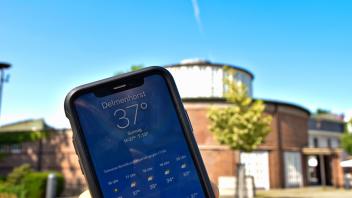 Nahaufnahme der Wetterapp auf einem Smartphone: Die Vorhersage für Delmenhorst sagt 37 Grad an