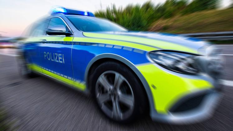 Impressionen aus dem Polizeialltag 12.09.2019: Symbolbild ein Funkstreifenwagen Mercedes-Benz mit eingeschaltetem Blauli