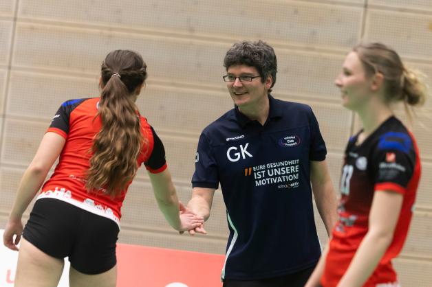 Bereitet sein Team auf die neue Saison vor und hat das Turnier mit organisiert: VCO- Trainer Gunnar Kraus (hier mit Spielerin Anne Löchert).