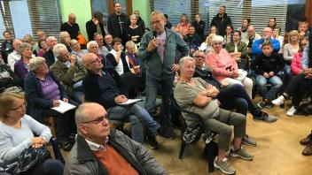 Verwundert äußerte sich Landwirt Ulrich Schwabe in der überfüllten Bürgermeisterkandidatenrunde in Büren, dass er bislang nicht wegen einer Ausweichfläche für den Sportplatz angesprochen wurde, brachte selbst aber die gemeindeeigene Moorbreede ins Spiel.