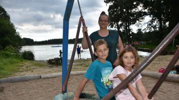 Katrin Fließ kommt gern mit ihren Kindern Paul und Lotta in das Naturbad Oberglinde.