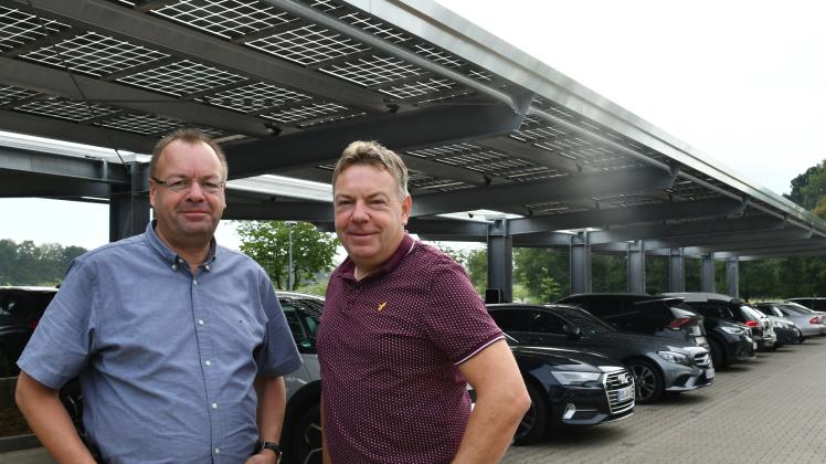 Michael (links) und Thomas Wurst haben auf ihrem Firmengelände die PV-Carports als Musteranlage aufgestellt. Zehn Prozent des Stroms, den das Unternehmen benötigt, werden so produziert.