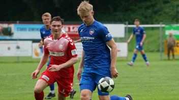 Hendrik Fleige (re.) trifft mit dem TSB Flensburg am Sonnabend auf den Heider SV.