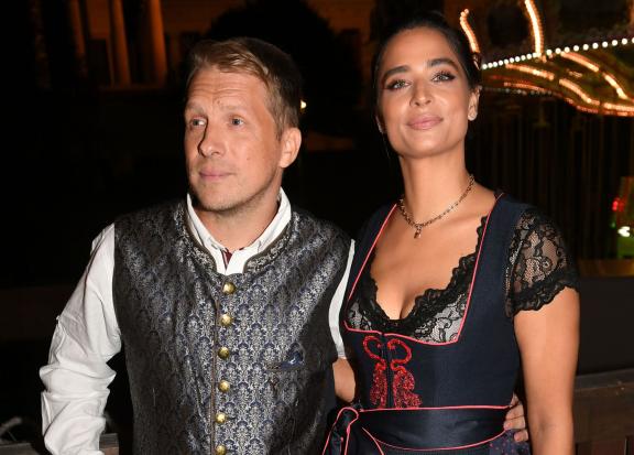 Aus nach sieben Jahren: Oliver (45) und Amira Pocher (30) gaben ihre Trennung im eigenen Podcast bekannt. Sie waren seit 2016 zusammen und sind seit 2019 verheiratet. Das Paar hat zwei gemeinsame Söhne. Aus seiner ersten Ehe mit dem Model Alessandra Meyer-Wölden hat Pocher eine Tochter und zwei Zwillingssöhne. Oliver und Amira Pocher