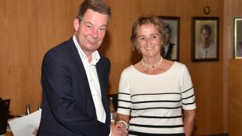 Thomas Hansen gratulierte der neuen Kreispräsidentin Hildegard Mersmann als dienstältestes Kreistagsmitglied zur Wahl. 