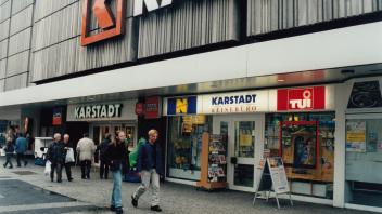 Da war die Kaufhauswelt in Delmenhorst noch in Ordnung: die Karstadt-Filiale an der Langen Straße 1998.