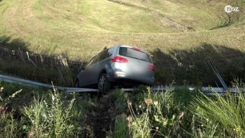 Auto rutscht bei Belm Abhang runter: Fahrer verletzt