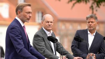 Pressekonferenz nach der Kabinettsklausur der Bundesregierung Finanzminister Christian Lindner (FDP), Bundeskanzler Olaf