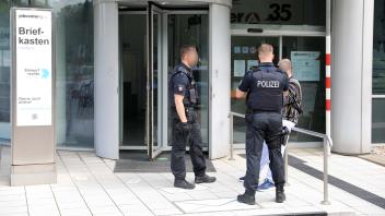 Der 31-jährige Randalierer wurde von Polizeibeamten aus dem Gebäude der Agentur für Arbeit in Rostock geführt.