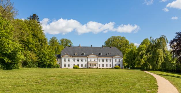 Das Herrenhaus, so klärt das Buch auf, gehört wie die übrigen Gebäude auf dem Areal zur Bildungseinrichtung der Stiftung Louisenlund.
