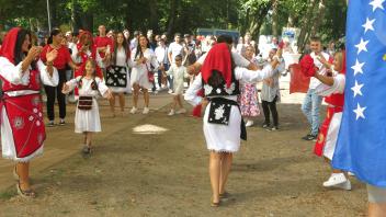 Beim Sommerfest der Kulturen auf der Schlossinsel in Fürstenau zeigen viele Gruppen Tänze aus ihren Herkunftsländern.