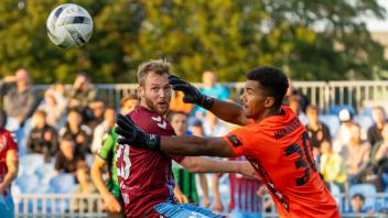 Den Ball im Blick: Flensburgs Felix Brügmann (li.) und Hannovers Keeper Leon Wechsel.