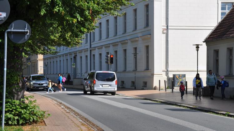 Vor der Fritz-Reuter-Grundschule in Ludwigslust führte die Polizei am vergangenen Mittwoch Geschwindigkeitsmessungen durch.
