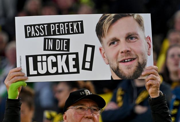 Die BVB-Fans begrüßten den Neuzugang Niclas Füllkrug mit Plakaten. Die BVB-Fans begrüßten den Neuzugang Niclas Füllkrug mit Plakaten.