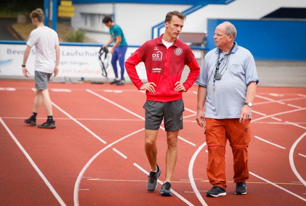 Hat auch abseits des Sports immer ein Ohr für seine Athleten: Trainer Anton Siemer (hier mit LGO-Sprinter Florian Kroll) 
