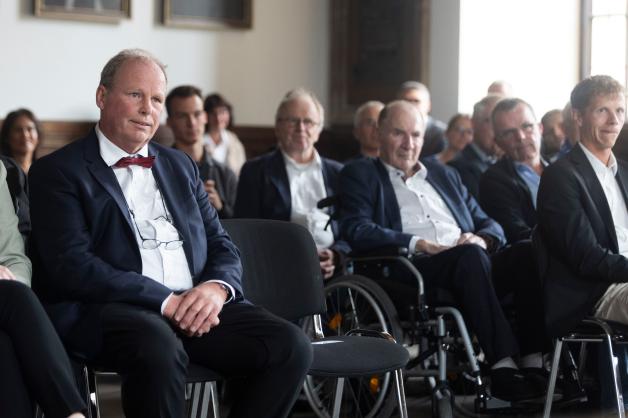 Leichtathletik-Trainer Anton Siemer erhält im Friedenssaal des Rathauses die Verdienstmedaille der Bundesrepublik Deutschland