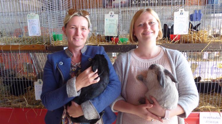Sandra Köppen (l.) und Juliane Scheer auf der 32. Kreisjungtierschau der Kaninchenzüchter in Düpow