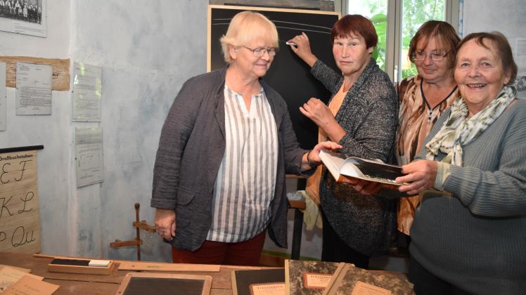 Helga Müller, Gabriele Taleb, Kerstin Borgwedel und Margot Krempien (l.) im kleinen Schulmuseum ist in der alten Schule von Laase. Auch über die Schule wird in dem Buch berichtet, das zur 775-Jahrfeier von Laase erschienen ist.