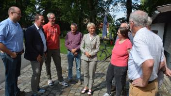 NRW-Schulministerin Dorothee Feller (CDU) beim Besuch in Lotte-Wersen.