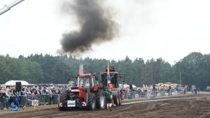 98 PS-Giganten der Landwirtschaft kamen bei zweiten Tractor-Pulling in Sustrum zum Einsatz.