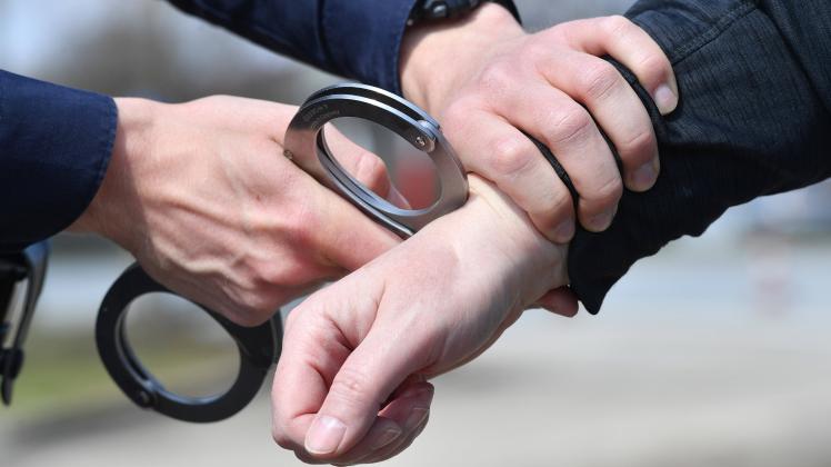 Themenbild,Symbolfoto:Festnahme,Handschellen anlegen. Polizei. *** Theme image,symbol photo arrest,handcuff police