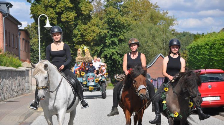Reiterinnen Erntefest Groß Godems 2023