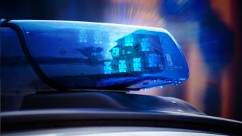 Symbolbild Polizeieinsatz: Nahaufnahme von einem Blaulicht an einem Polizeiauto *** Symbol image police operation close