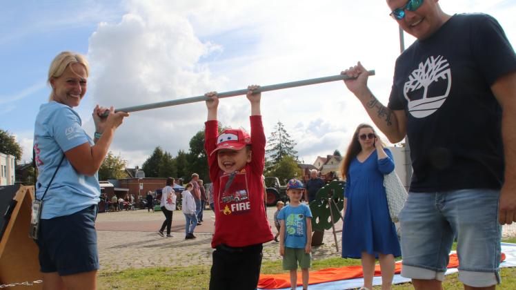 Bauernmarkt Wilster: Großer Spaß für Max Fiete Krohn mit Alexandra Bauch und Sacha Krohn 