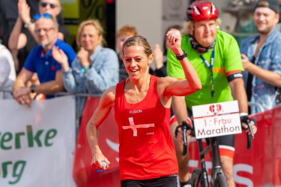 Zum fünften Mal findet der Flensburg Liebt Dich Marathon in Flensburg statt. Schlussspurt der Gewinnerin des Marathons, Begitte Hansen. - 03.09..2023 - Foto Marcus Dewanger Zum fünften Mal findet der Flensburg Liebt Dich Marathon in Flensburg statt. Schlussspurt der Gewinnerin des Marathons, Begitte Hansen. - 03.09..2023 - Foto Marcus Dewanger