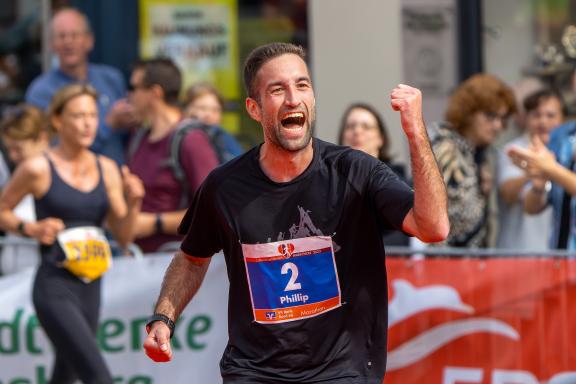 Zum fünften Mal findet der Flensburg Liebt Dich Marathon in Flensburg statt. Zieleinlauf des Marathonsiegers Phillip Gerloff. - 03.09..2023 - Foto Marcus Dewanger Zum fünften Mal findet der Flensburg Liebt Dich Marathon in Flensburg statt. Zieleinlauf des Marathonsiegers Phillip Gerloff. - 03.09..2023 - Foto Marcus Dewanger