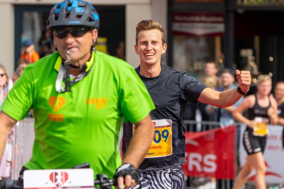 Zum fünften Mal findet der Flensburg Liebt Dich Marathon in Flensburg statt. Der Sieger des Halbmarathons. - 03.09..2023 - Foto Marcus Dewanger Zum fünften Mal findet der Flensburg Liebt Dich Marathon in Flensburg statt. Der Sieger des Halbmarathons. - 03.09..2023 - Foto Marcus Dewanger