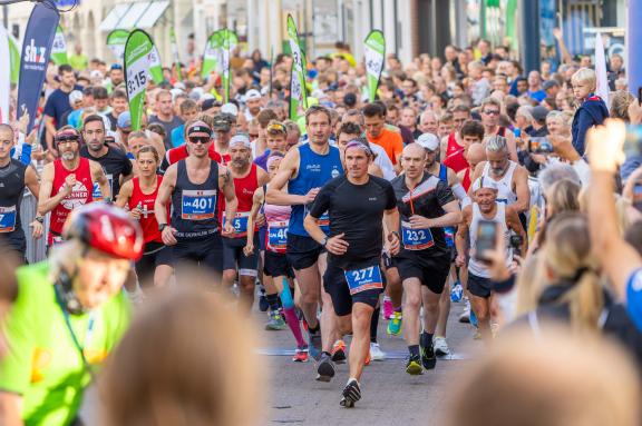 Zum fünften Mal findet der Flensburg Liebt Dich Marathon in Flensburg statt. Start zum VRBank Marathon. - 03.09..2023 - Foto Marcus Dewanger Zum fünften Mal findet der Flensburg Liebt Dich Marathon in Flensburg statt. Start zum VRBank Marathon. - 03.09..2023 - Foto Marcus Dewanger