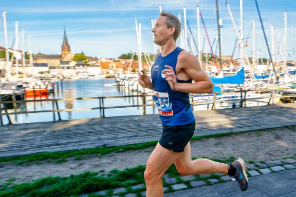 Zum fünften Mal findet der Flensburg Liebt Dich Marathon in Flensburg statt. Die Nummer 400 führte das Feld in der ersten Runde des Marathons an. - 03.09..2023 - Foto Marcus Dewanger Zum fünften Mal findet der Flensburg Liebt Dich Marathon in Flensburg statt. Die Nummer 400 führte das Feld in der ersten Runde des Marathons an. - 03.09..2023 - Foto Marcus Dewanger