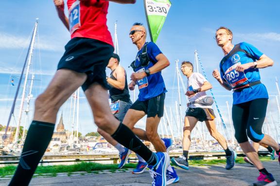 Zum fünften Mal findet der Flensburg Liebt Dich Marathon in Flensburg statt. Unterwegs mit dem Pacemaker für die sportliche Zeit von drei Stunden und dreissig Minuten für die Marathondistanz. - 03.09..2023 - Foto Marcus Dewanger Zum fünften Mal findet der Flensburg Liebt Dich Marathon in Flensburg statt. Unterwegs mit dem Pacemaker für die sportliche Zeit von drei Stunden und dreissig Minuten für die Marathondistanz. - 03.09..2023 - Foto Marcus Dewanger