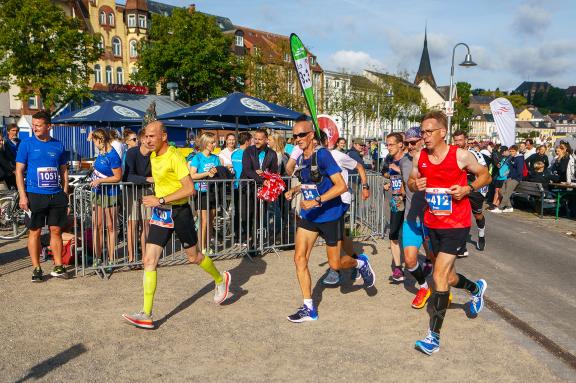 Zum fünften Mal findet der Flensburg Liebt Dich Marathon in Flensburg statt. Die Gruppe um den 3:30 Pacemaker an der Hafenspitze - 03.09..2023 - Foto Marcus Dewanger Zum fünften Mal findet der Flensburg Liebt Dich Marathon in Flensburg statt. Die Gruppe um den 3:30 Pacemaker an der Hafenspitze - 03.09..2023 - Foto Marcus Dewanger