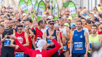 Zum fünften Mal findet der Flensburg Liebt Dich Marathon in Flensburg statt. Sekunden vor dem Start zum Marathon. - 03.09..2023 - Foto Marcus Dewanger