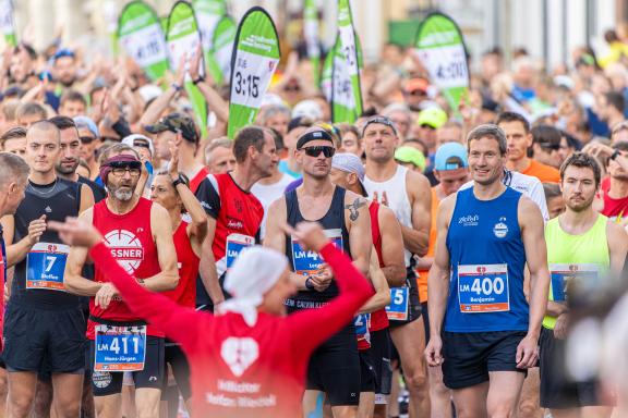 Zum fünften Mal findet der Flensburg Liebt Dich Marathon in Flensburg statt. Sekunden vor dem Start zum Marathon. - 03.09..2023 - Foto Marcus Dewanger Zum fünften Mal findet der Flensburg Liebt Dich Marathon in Flensburg statt. Sekunden vor dem Start zum Marathon. - 03.09..2023 - Foto Marcus Dewanger