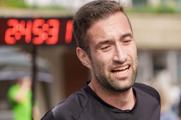 Zum fünften Mal findet der Flensburg Liebt Dich Marathon in Flensburg statt. Der Marathongewinner Phillip Gerloff hat es geschafft. - 03.09..2023 - Foto Marcus Dewanger Zum fünften Mal findet der Flensburg Liebt Dich Marathon in Flensburg statt. Der Marathongewinner Phillip Gerloff hat es geschafft. - 03.09..2023 - Foto Marcus Dewanger