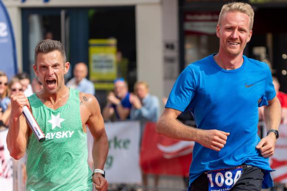 Zum fünften Mal findet der Flensburg Liebt Dich Marathon in Flensburg statt. Zieleinlauf der Gewinnerstaffel. - 03.09..2023 - Foto Marcus Dewanger Zum fünften Mal findet der Flensburg Liebt Dich Marathon in Flensburg statt. Zieleinlauf der Gewinnerstaffel. - 03.09..2023 - Foto Marcus Dewanger
