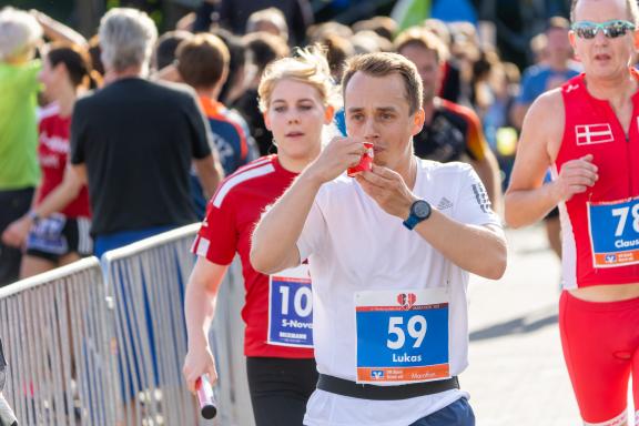 Zum fünften Mal findet der Flensburg Liebt Dich Marathon in Flensburg statt. Getränkeversorgung unterwegs. - 03.09..2023 - Foto Marcus Dewanger Zum fünften Mal findet der Flensburg Liebt Dich Marathon in Flensburg statt. Getränkeversorgung unterwegs. - 03.09..2023 - Foto Marcus Dewanger