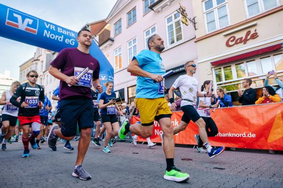 Zum fünften Mal findet der Flensburg Liebt Dich Marathon in Flensburg statt. Start zum Staffellauf. - 03.09..2023 - Foto Marcus Dewanger Zum fünften Mal findet der Flensburg Liebt Dich Marathon in Flensburg statt. Start zum Staffellauf. - 03.09..2023 - Foto Marcus Dewanger
