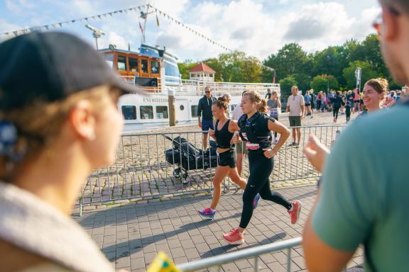 Zum fünften Mal findet der Flensburg Liebt Dich Marathon in Flensburg statt. An der Hafenspitze sorgten zahlreiche Zuschauer für den Support. - 03.09..2023 - Foto Marcus Dewanger Zum fünften Mal findet der Flensburg Liebt Dich Marathon in Flensburg statt. An der Hafenspitze sorgten zahlreiche Zuschauer für den Support. - 03.09..2023 - Foto Marcus Dewanger