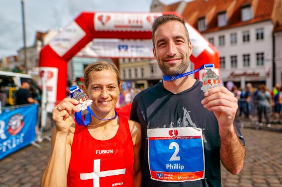 Zum fünften Mal findet der Flensburg Liebt Dich Marathon in Flensburg statt. Die Gewinner des Marathons, Begitte Hansen und Phillip Gerloff. - 03.09..2023 - Foto Marcus Dewanger Zum fünften Mal findet der Flensburg Liebt Dich Marathon in Flensburg statt. Die Gewinner des Marathons, Begitte Hansen und Phillip Gerloff. - 03.09..2023 - Foto Marcus Dewanger