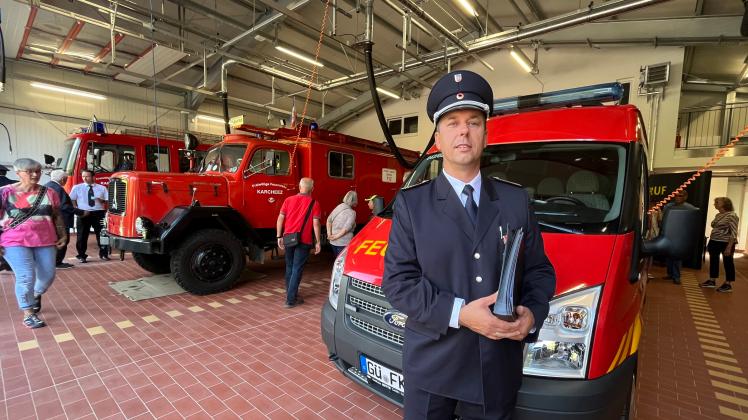 Wehrführer Ronny Wenzel ist stolz auf das moderne Gerätehaus, das für die Feuerwehrleute in Karcheez jetzt zur Verfügung steht.