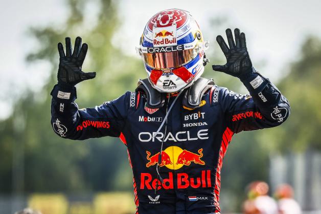 Zehn Finger, zehn Siege: Max Verstappen feiert seinen Rekord nach dem Rennen in Monza.